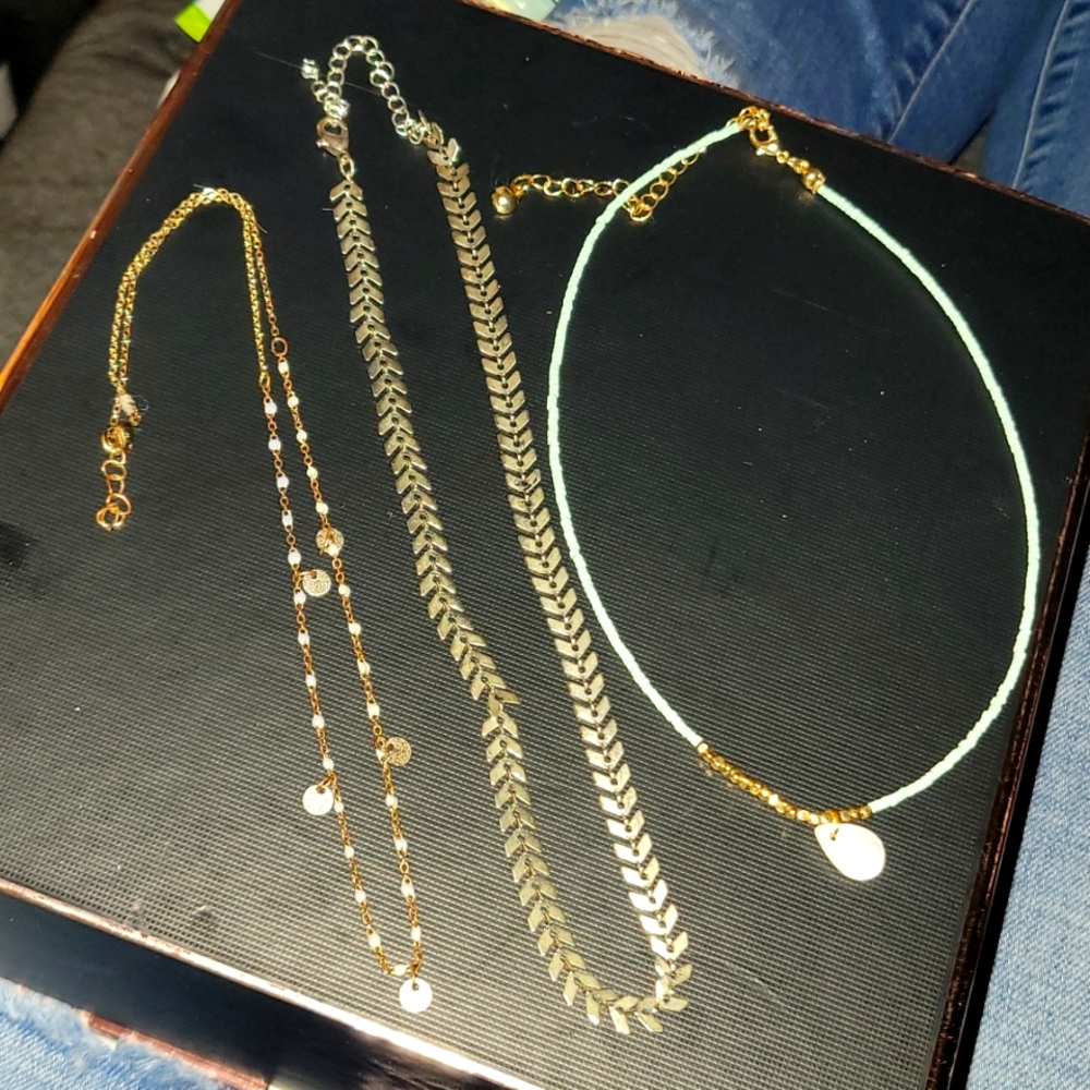 Set of three Women's necklaces. BKE